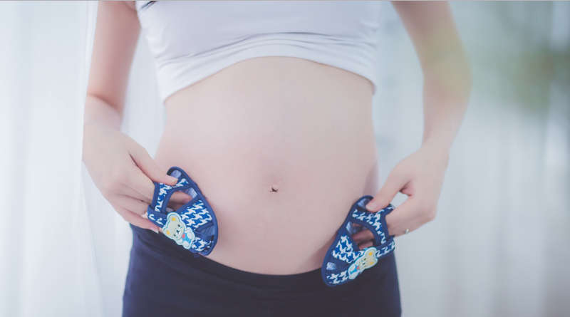 rong trường hợp dịch tiết âm đạo có màu vàng sẫm màu kèm theo màu máu, có mùi hôi thì mẹ bầu nên đến bác sĩ để kiểm tra ngay.