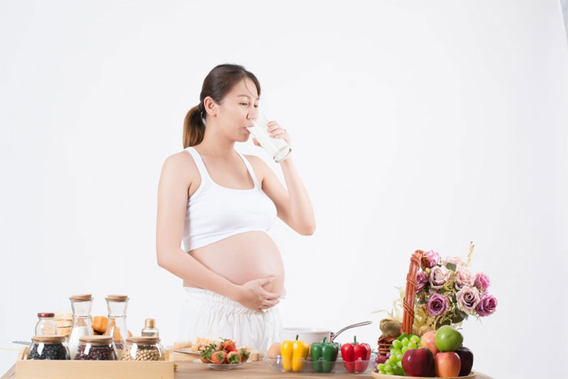Uống nhiều nước trong thai kỳ cũng là cách giúp bà bầu mau mở cổ tử cung.