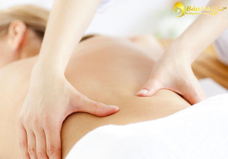 Mỗi ngày mẹ nên dành từ 15 đến 20 phút để massage nhẹ nhàng khắp vùng lưng sẽ cải thiện chứng đau lưng sau sinh hiệu quả