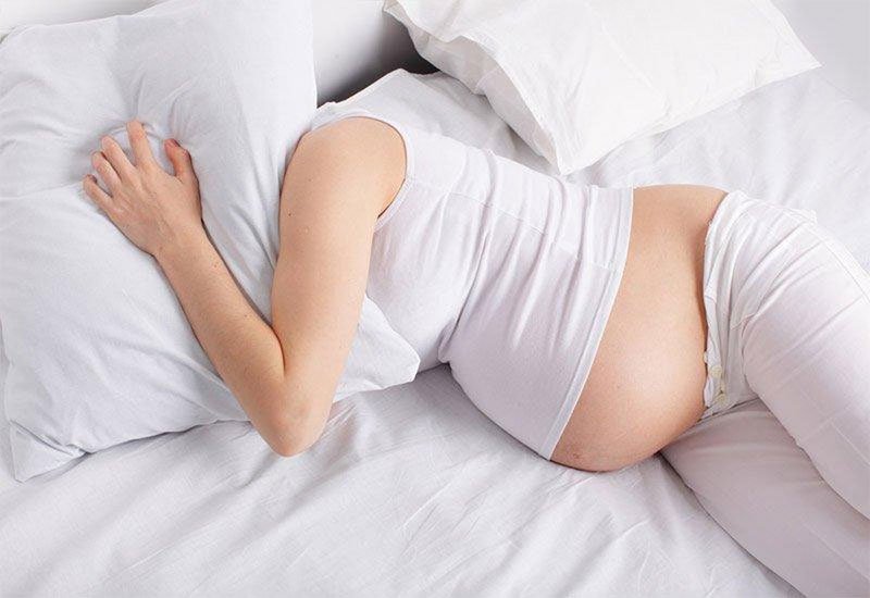 Ngủ đủ giấc, ngủ đúng tư thế là cách giúp bà bầu cải thiện giấc ngủ hiệu quả khi mang bầu.