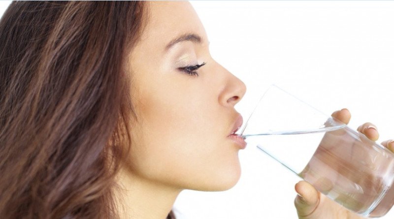 Uống nhiều nước giúp hạn chế cơn đau đầu sau sinh mổ