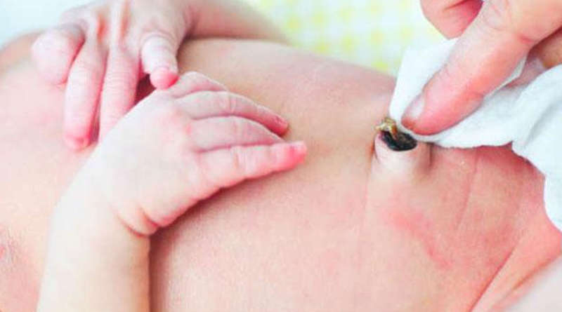 Nếu không áp dụng đúng cách vệ sinh rốn cho trẻ sơ sinh bé rất dễ bị viêm nhiễm, nhiễm trùng máu thậm chí là tử vong.