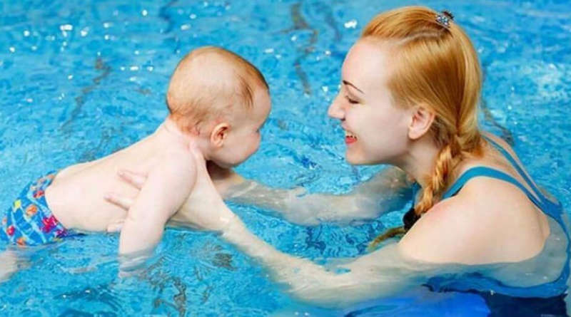 Có nên cho trẻ sơ sinh học bơi vào mùa hè?