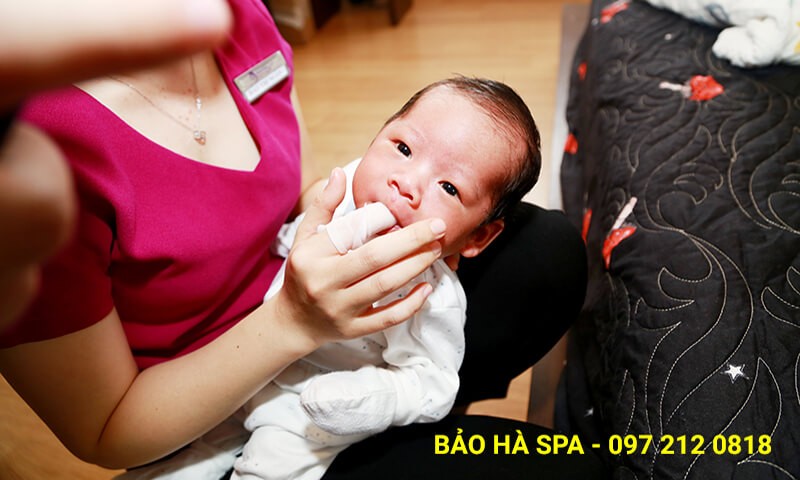 Dịch vụ tắm bé tại nhà, tắm trẻ sơ sinh Hà Nội nhẹ nhàng từ tay chuyên gia