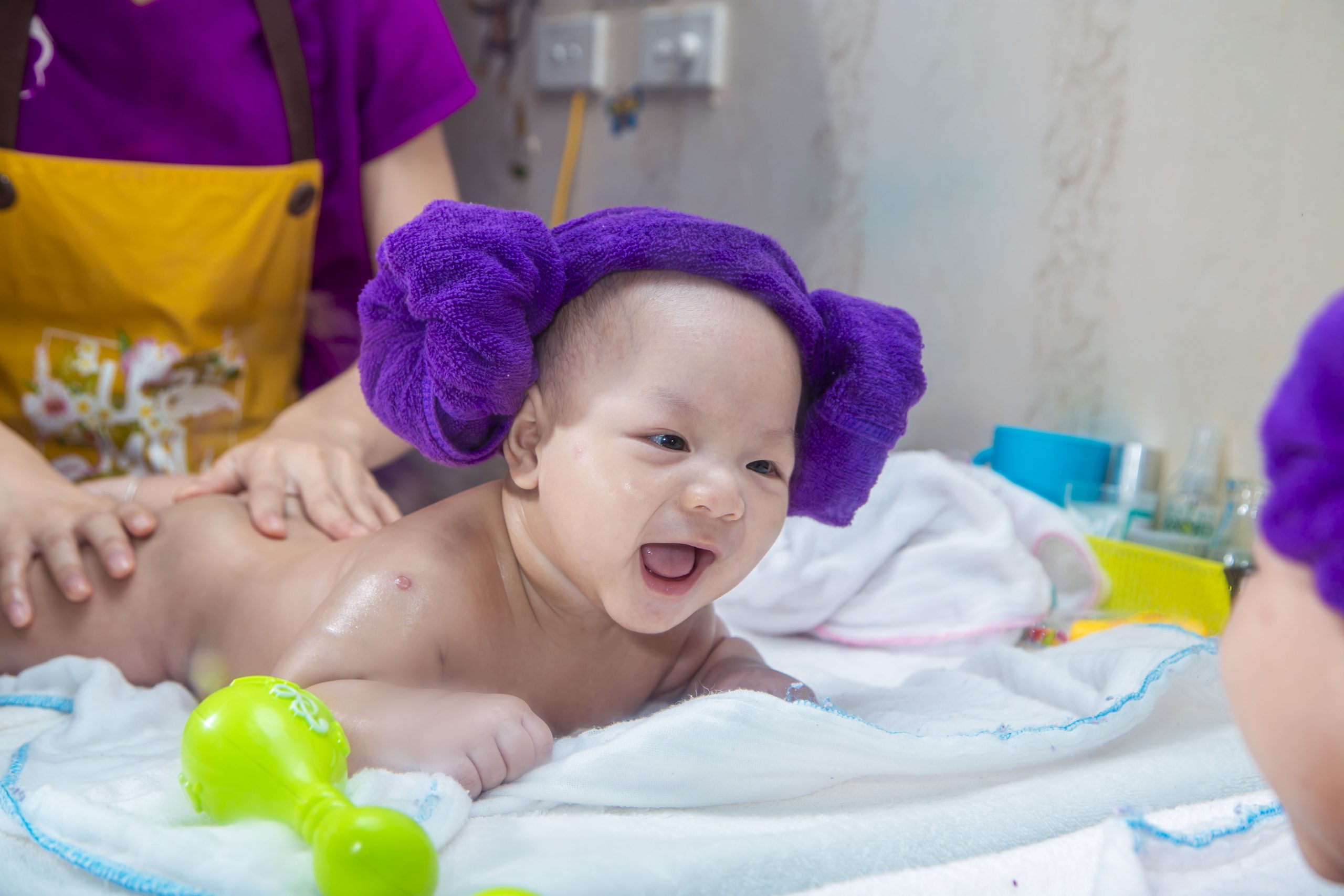 Khóa học tắm thủy liệu float, massage, sensory cho trẻ em