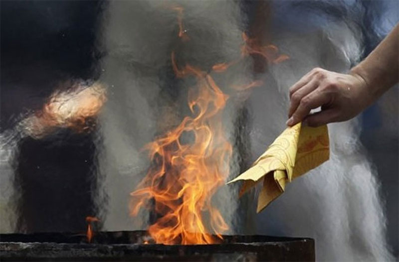 Bố mẹ không nên cho trẻ lại gần những nơi đốt vàng mã, bởi ở đây thường quy tụ rất nhiều vong hồn tụ tập.