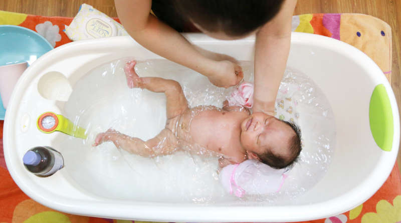 Với các mẹ chưa có nhiều kinh nghiệm có thể tham khảo dịch vụ tắm bé tại nhà của Bảo Hà Spa.