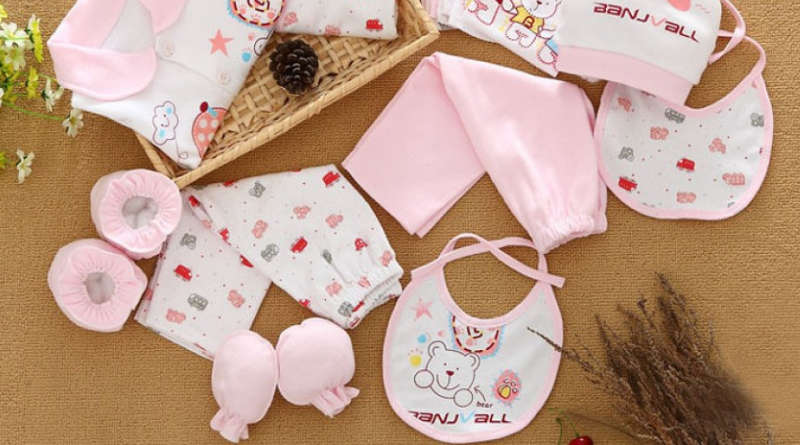 Mua quần áo cho trẻ sơ sinh cũng cần phù hợp với từng giai đoạn phát triển của trẻ