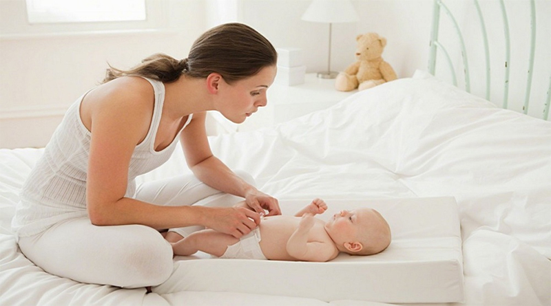 Ba mẹ nên chọn những loại bỉm có chất liệu mềm mại, thông thoáng cho con.