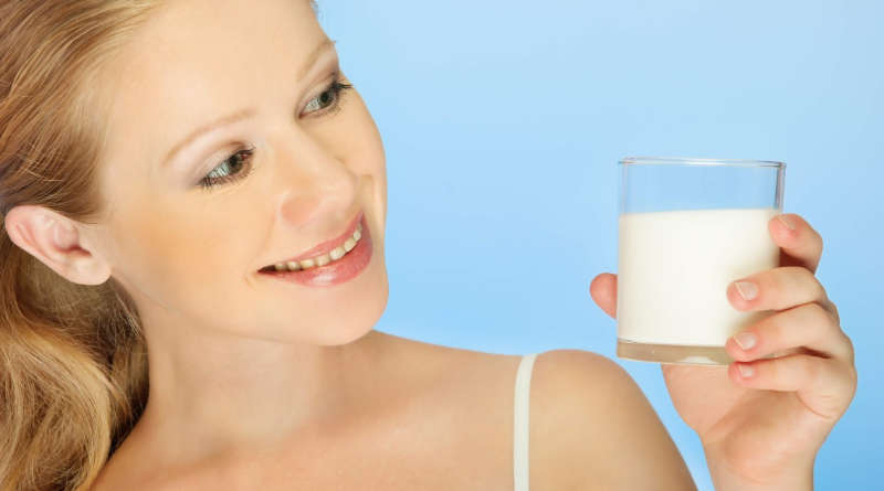 Mẹ sau sinh có nên uống sữa tươi và cần chú ý gì khi uống sữa tươi