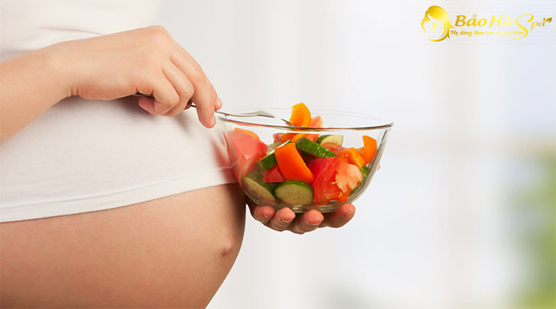 Bà bầu không nên ăn bánh trưng, ăn mứt, ăn thịt xông khói, đồ hải sản, dưa hành... vào dịp Tết vì dễ gây ảnh hưởng đến sức khỏe của mẹ và cả thai nhi.