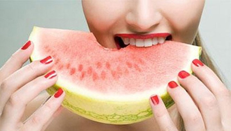 sau sinh ăn dưa hấu