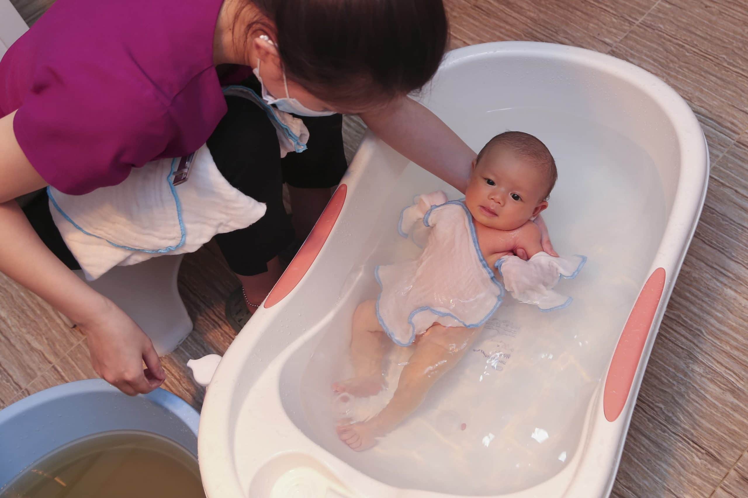 Dịch vụ tắm bé và chăm sóc mẹ sau sinh tại nhà