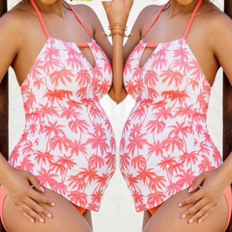 So với bikini, tankini được thiết "hào phóng" hơn vừa che khéo phần bụng của bà bầu vừa mang lại cảm giác thoải mái cho bà bầu.