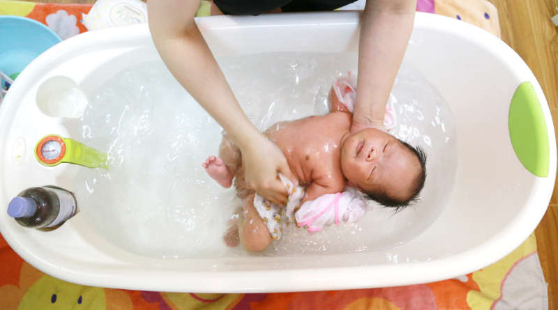 Thời điểm thích hợp tắm cho trẻ sơ sinh vào mùa hè
