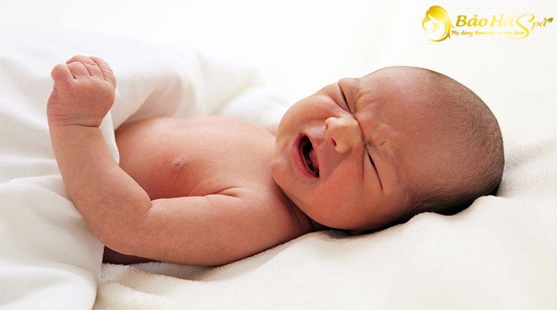 Trẻ sơ sinh đi ngoài mùi thối