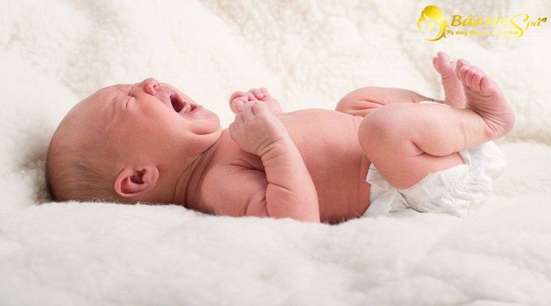 Trẻ sơ sinh hay vặn mình và ọc sữa