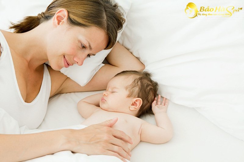 Vì sao trẻ sơ sinh hay vặn mình và ọc sữa?